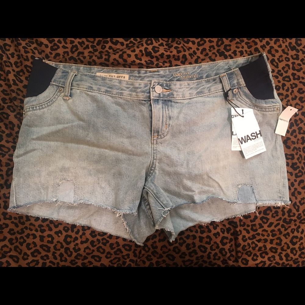 NWT Gap maternity shorts size 32